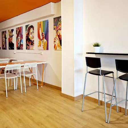Arc House Vandrarhem *